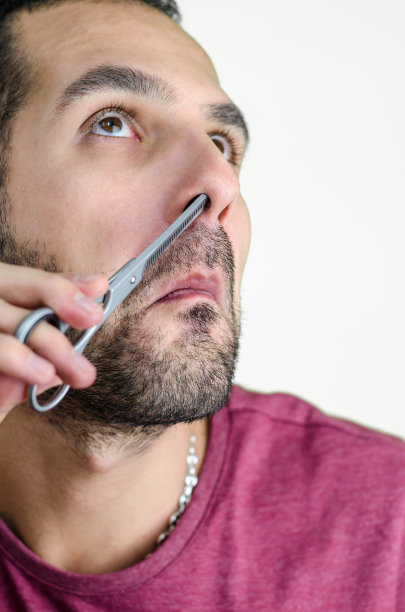 年轻人剪鼻毛图片下载