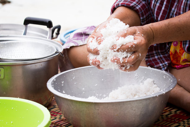 女人正在挤椰子肉图片下载