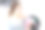 一个女人把衣服放进洗衣机里图片下载