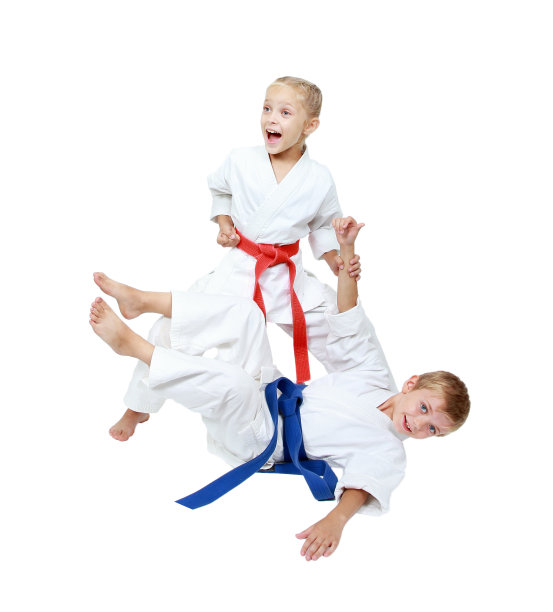 女孩把男孩扔在白色的背景上孤立起来图片下载