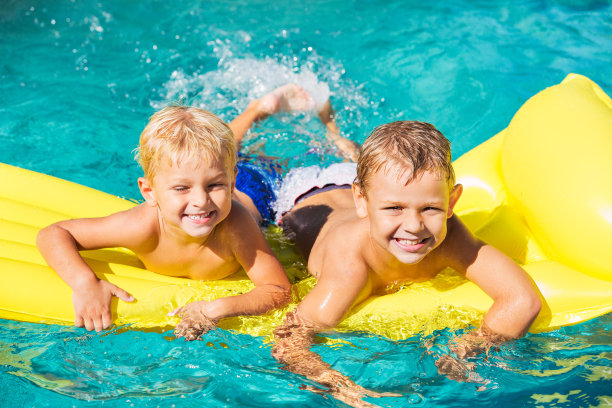 孩子们在游泳池里享受夏日图片下载