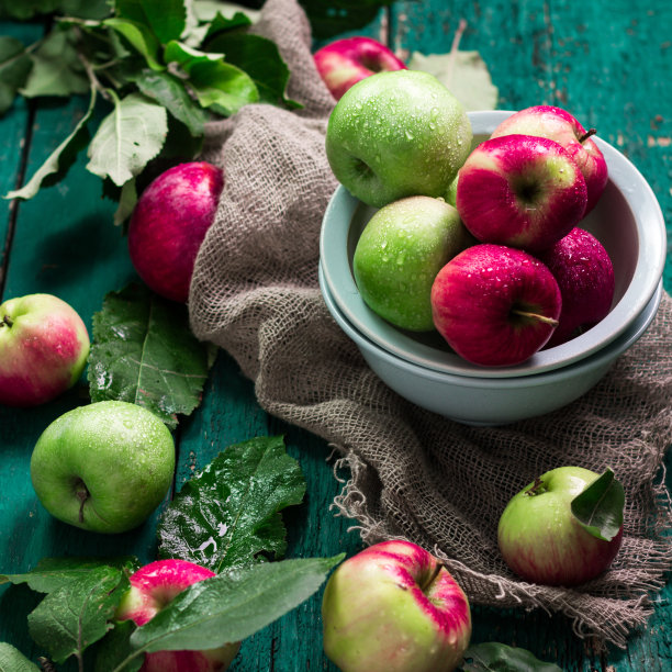 红色和绿色的苹果在木制的vintage背景图片下载