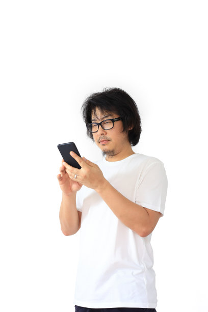 站在白色背景下使用手机的人图片下载
