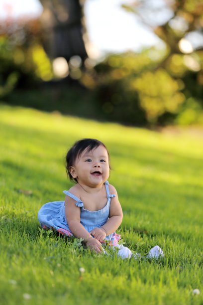 公园里的快乐宝宝图片下载