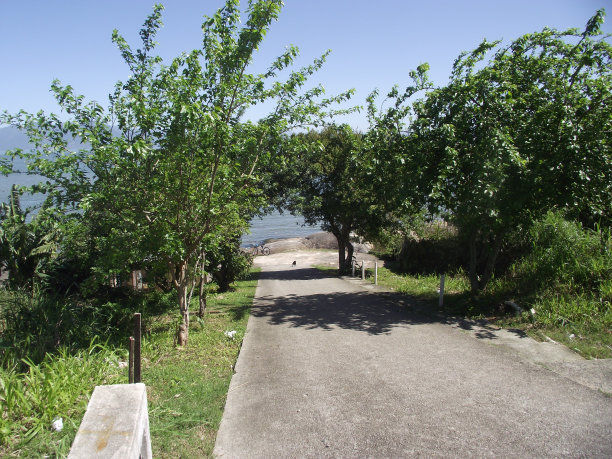 自行车在岩石上图片下载