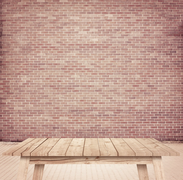 砖墙旁空荡荡的棕色桌子图片下载