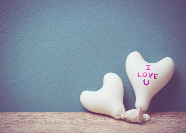 情人节的概念。白色木头上的心形气球，复古的颜色图片下载