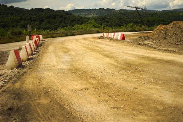 蜿蜒不平的土路。图片下载