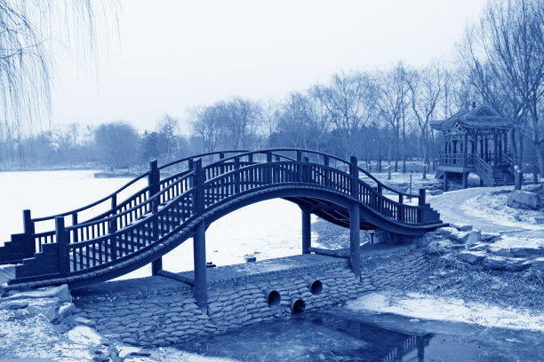 中国传统风格的木桥在雪中图片下载