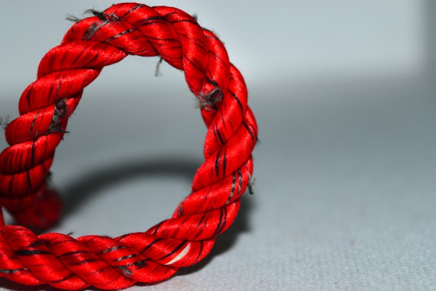 红绳白背景照片图片下载