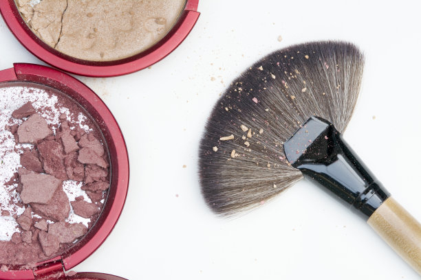 自然妆容腮红和大化妆刷图片下载