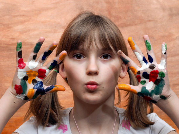 奇怪的女孩，双手涂着彩色颜料图片下载