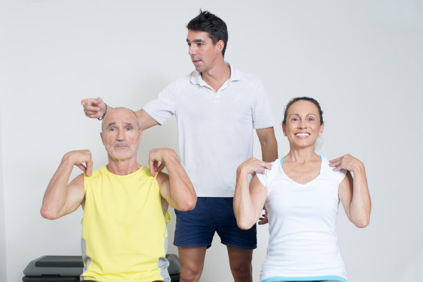 两位年长者在锻炼图片下载