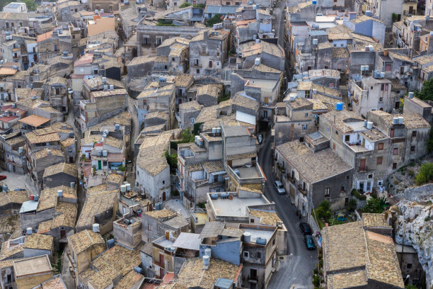 Caltabellotta村屋顶的顶视图图片下载