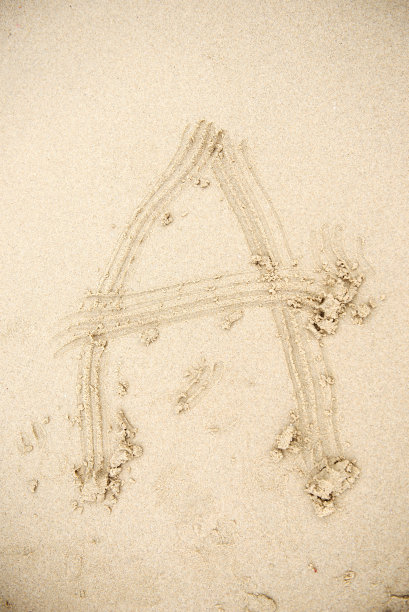 字母A画在沙滩上的沙子上图片下载