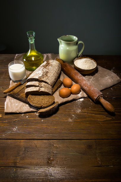 面包，面粉，牛奶，鸡蛋的静物照片图片下载