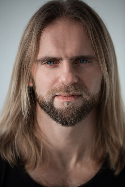 一个金色长发的男人在镜头里看着。图片下载