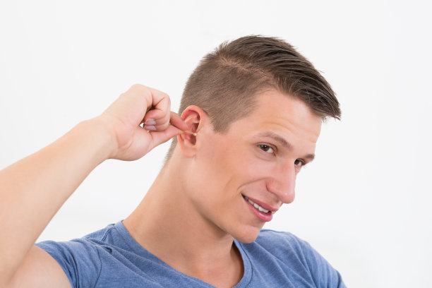 清洁耳朵的男人图片下载