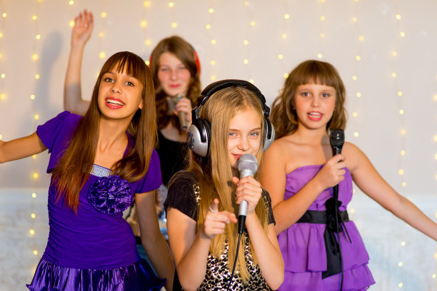 一群快乐的女孩在卡拉ok上唱歌图片下载