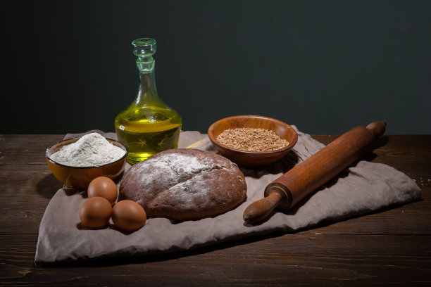 面包，面粉，牛奶，鸡蛋的静物照片图片下载