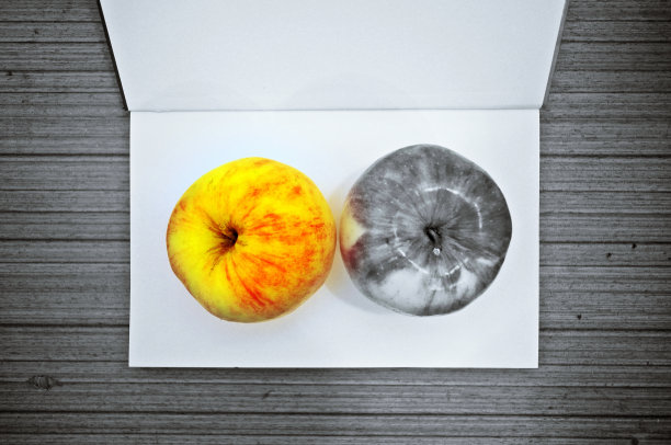 桌子上有两个苹果图片下载