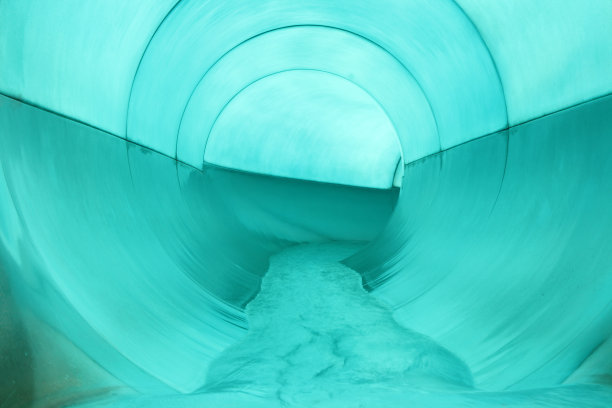 游泳池中的瀑布隧道图片下载