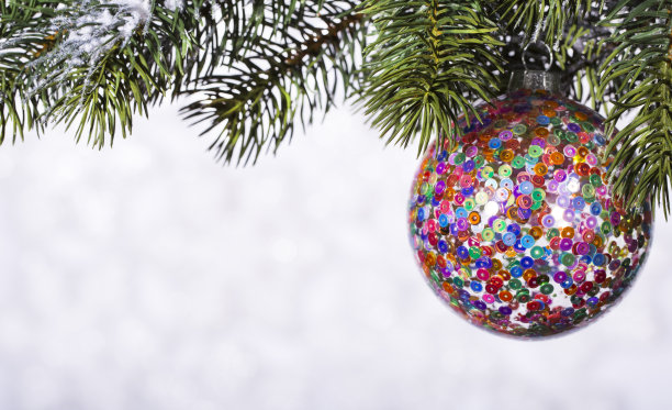 美丽闪亮的球在一个冬天的背景图片下载