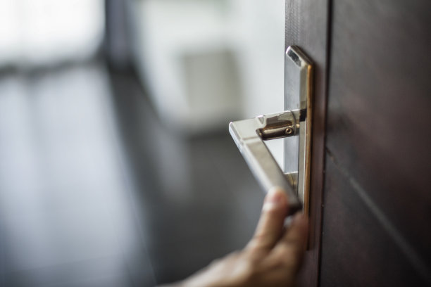 门把手正在打开中素材图片