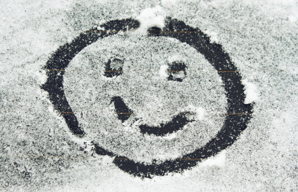 雪车窗上的微笑图片下载