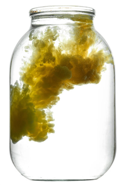 油漆在水中旋转。图片下载