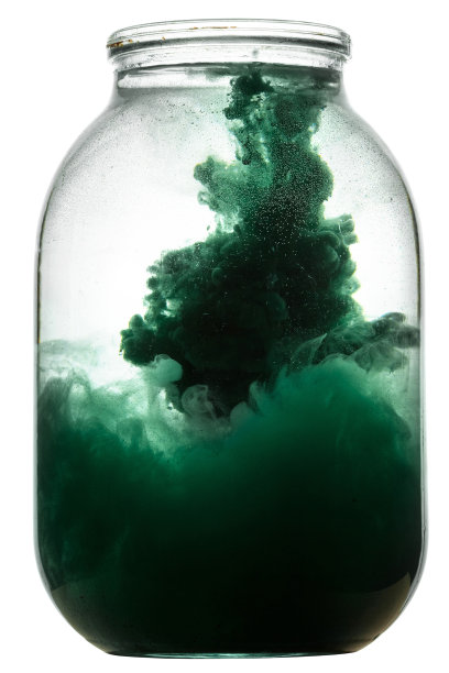 油漆在水中旋转。图片下载