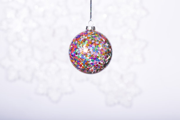 美丽闪亮的球在一个冬天的背景图片下载