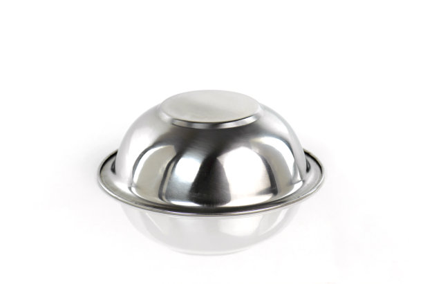 不锈钢碗。在白色背景上隔离图片下载