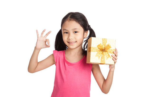 亚洲小女孩与礼盒显示OK标志图片下载