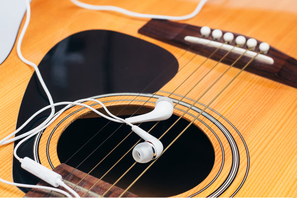 吉他上的耳机，选择性聚焦图片下载