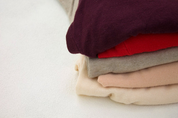 货架上五颜六色的衣服图片下载