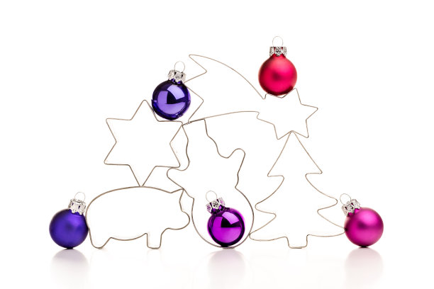 五颜六色的圣诞装饰物和姜饼切割机。图片下载