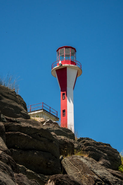 蓝天下的灯塔俯视图图片下载