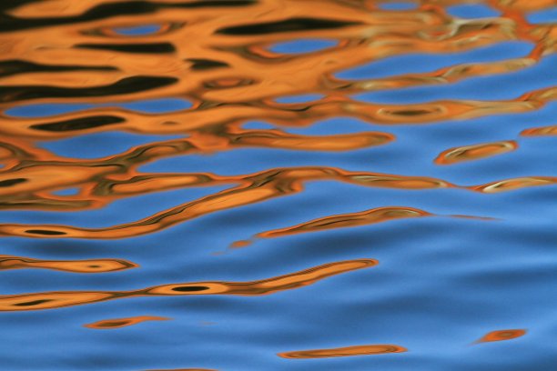 吉普斯兰湖上金色的涟漪图片下载