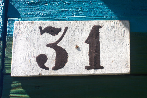白色木牌上的三十一号图片下载