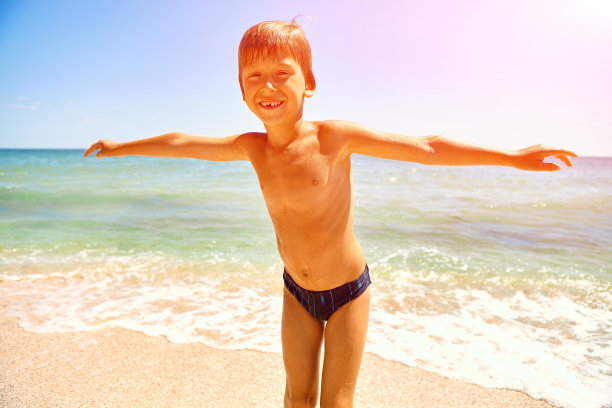 男孩看着摄像机图片下载