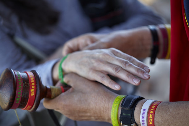 藏传佛教仁波切和尚与转盘和祝福图片下载