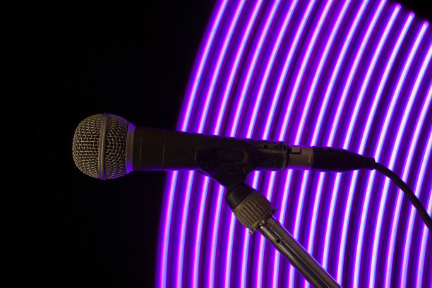 麦克风后的粉色快速弧线图片下载