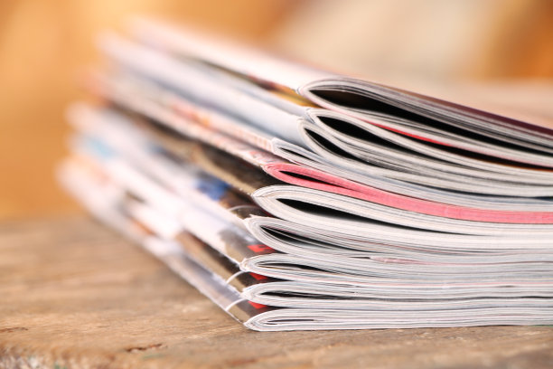 木桌上放着杂志图片下载