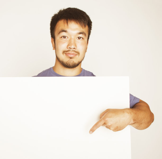 很酷的亚洲人拿着空空的白色盘子微笑图片下载