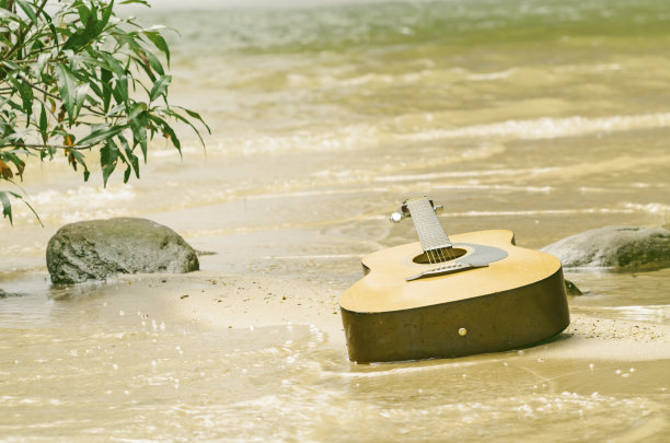 旧吉他图片下载