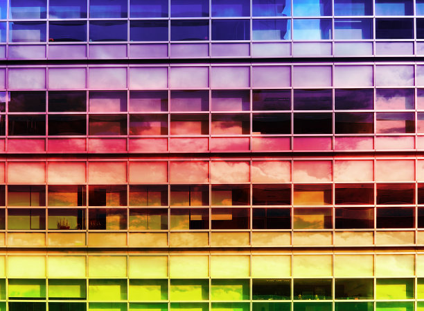 双重曝光透明玻璃窗户建筑色彩全形象。图片下载