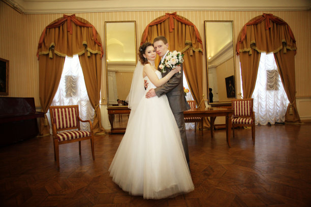 新娘和新郎在旧的室内图片下载