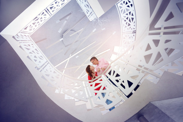 一对年轻情侣在一家餐馆的楼梯上接吻图片下载