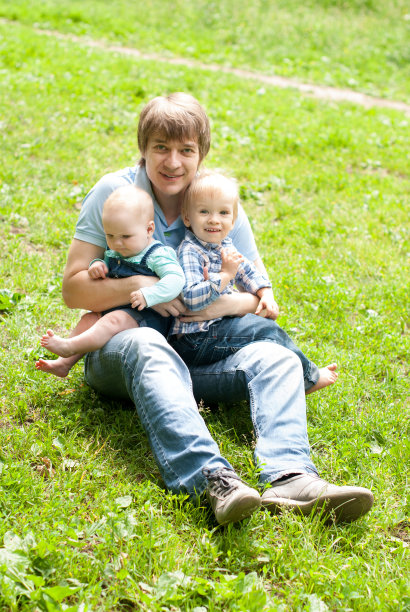 父亲带着儿子和女儿图片下载